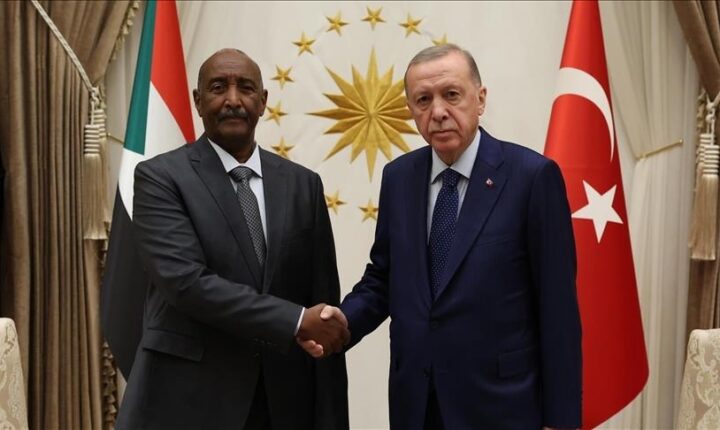 البرهان يهنئ رئيس الجمهورية التركية السيد رجب طيب أردوغان بـ”يوم الديمقراطية والوحدة الوطنية” رئيس مجلس السيادة الانتقالي في السودان أرسل برقية بمناسبة ذكرى محاولة الانقلاب الفاشلة التي نفذتها عناصر محدودة من الجيش تابعة لتنظيم “غولن” الإرهابي في 2016..