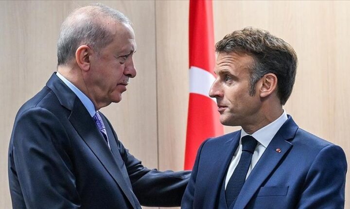 رئيس الجمهورية التركية السيد رجب طيب أردوغان يهنئ ماكرون على اتخاذه قرار الاعتراف بدولة فلسطين في اتصال هاتفي، بحسب بيان صادر عن دائرة الاتصال في الرئاسة التركية..