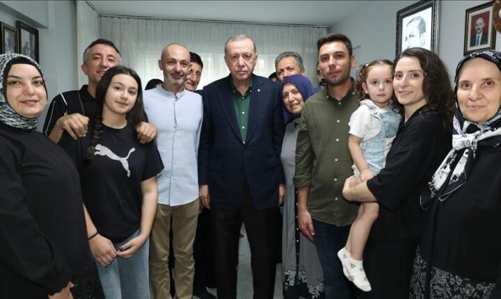 رئيس الجمهورية التركية السيد رجب طيب أردوغان يزور والدة شهيدين من ضحايا المحاولة الانقلابية الفاشلة والدة الشهيدين فاجأت الرئيس التركي بتقديم تبرع مالي طلبت إيصاله إلى أطفال فلسطين..