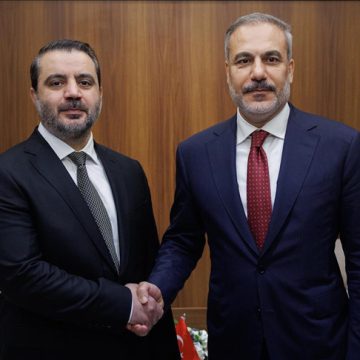 جدة.. وزير الخارجية التركي يلتقي نظيره السوري