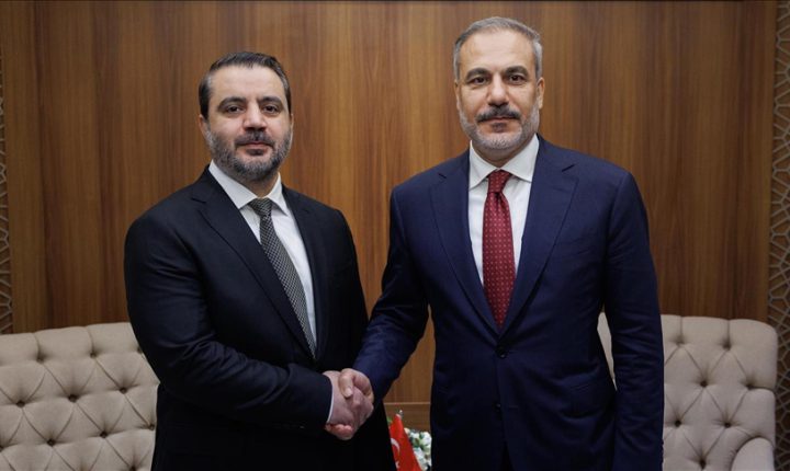 جدة.. وزير الخارجية التركي يلتقي نظيره السوري