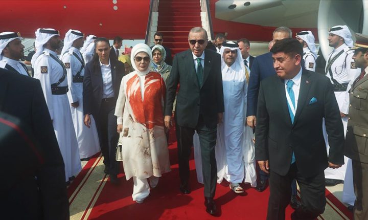 أردوغان يصل الدوحة للمشاركة في القمة العربية الإسلامية