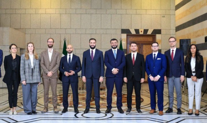 الشرع يلتقي صحفيين دوليين ويوضح مواقف سوريا من القضايا الداخلية والإقليمية