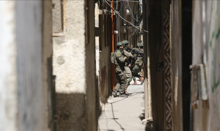 الضفة.. جيش الاحتلال  الإسرائيلي يعتقل ثمانية فلسطينيين ويحتجز العشرات وسط ضرب وتنكيل