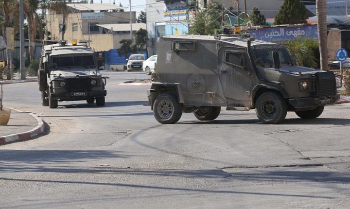 جيش الاحتلال الإسرائيلي يصيب فلسطينيا ويعتدي بالضرب على مسعفَين في الضفة الغربية