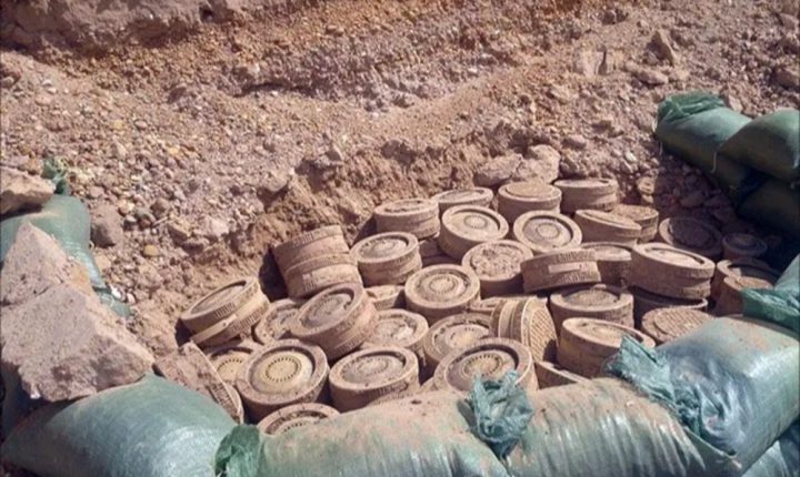 إصابة عناصر من فرق الهندسة بانفجار لغم من مخلفات النظام البائد قرب مطار دير الزور