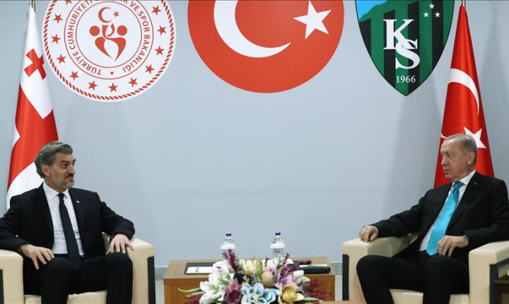 أردوغان يلتقي نظيره الجورجي على هامش مباراة منتخبي البلدين
