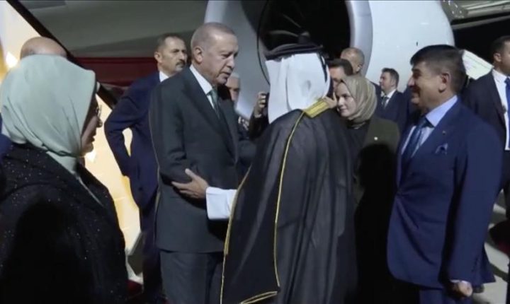 الرئيس أردوغان يصل قطر ثاني محطة في جولته الخليجية