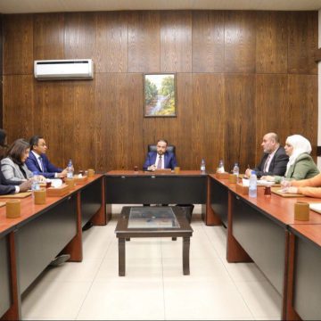 وزارة التربية وبرنامج الأغذية العالمي يبحثان تطوير برامج التغذية المدرسية