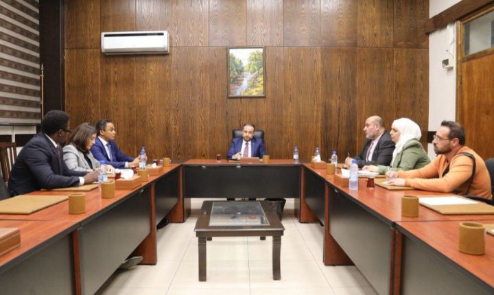 وزارة التربية وبرنامج الأغذية العالمي يبحثان تطوير برامج التغذية المدرسية