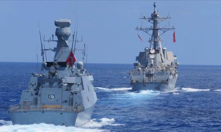 البحرية التركية تجلي أحد عشر شخصا من شرق البحر المتوسط