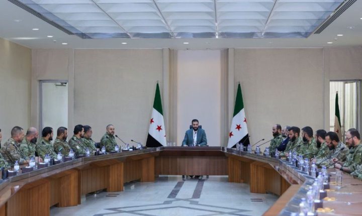 الرئيس الشرع يبحث مع وزير الدفاع وقادة الفرق العسكرية المستجدات الوطنية