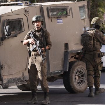 الاحتلال الإسرائيلي يعتقل عشرة فلسطينيين في الضفة ويحذر ذوي أسرى مقرر الإفراج عنهم