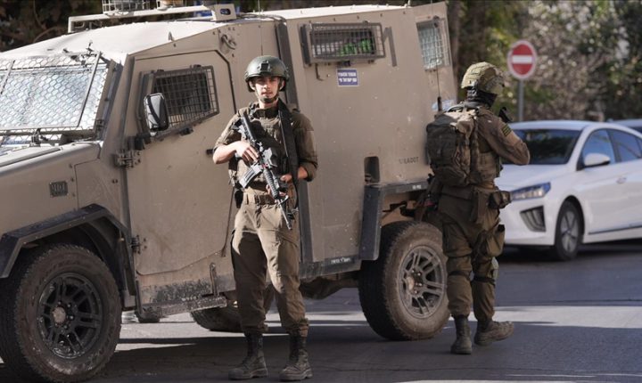 الاحتلال الإسرائيلي يعتقل عشرة فلسطينيين في الضفة ويحذر ذوي أسرى مقرر الإفراج عنهم