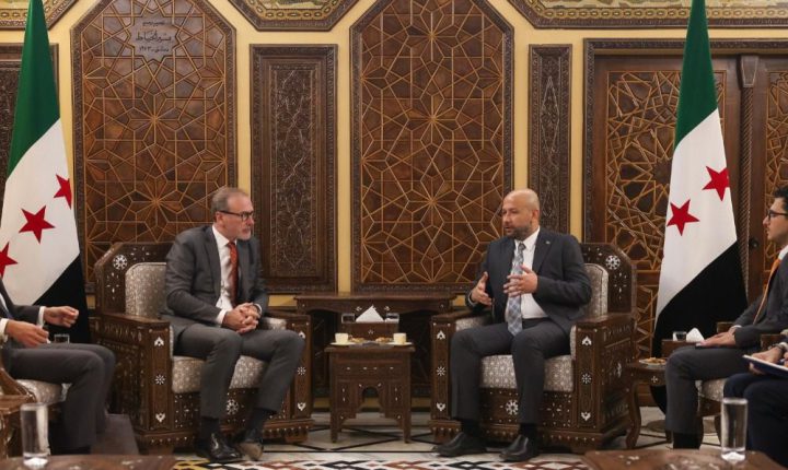 وزير الطوارئ السوري يبحث مع دبلوماسيين أوروبيين مجالات مكافحة الألغام والاستجابة الطارئة