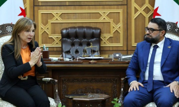 وزير العدل السوري يؤكد التزام الحكومة بتوفير بيئة قانونية لعودة اللاجئين