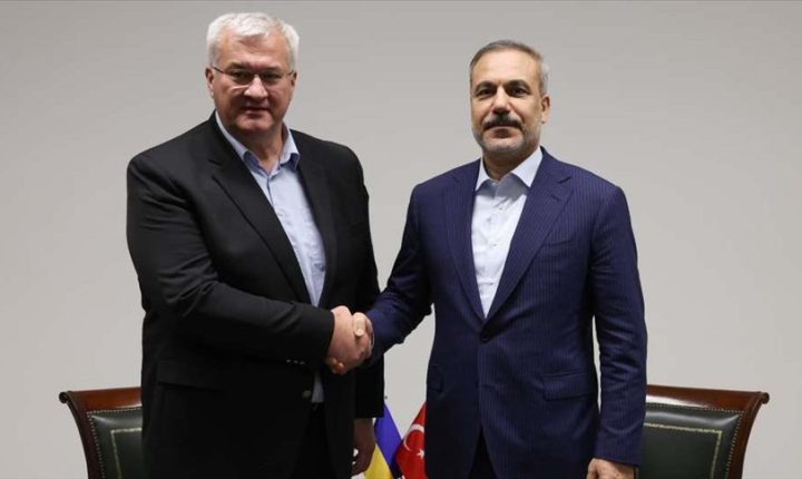 وزير خارجية الجمهورية التركية يلتقي نظيره الأوكراني في لوكسمبورغ