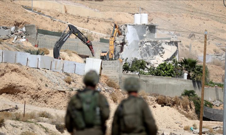 جيش الاحتلال الإسرائيلي يهدم منازل فلسطينية في أريحا بالضفة الغربية
