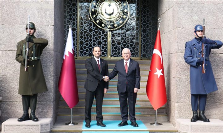 وزير الدفاع التركي يلتقي نظيره القطري في أنقرة