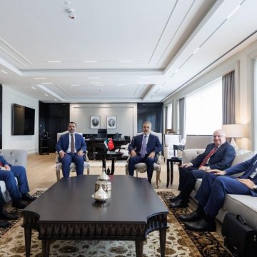 يضم وزيري الخارجية والدفاع.. وفد حكومي رفيع يصل أنقرة لإجراء مباحثات مشتركة