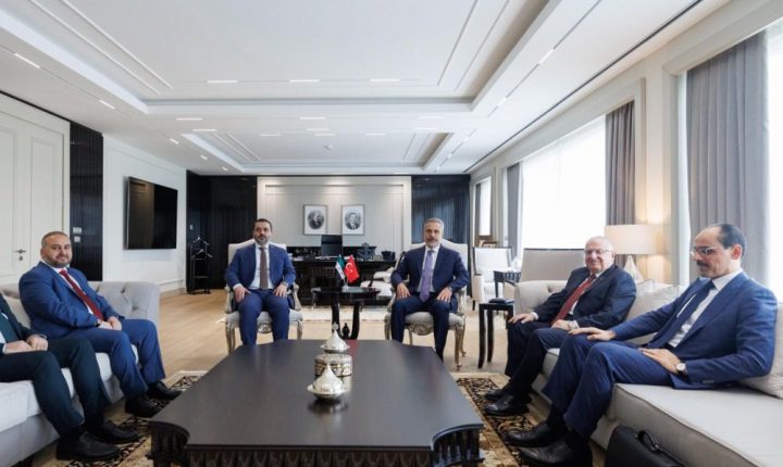 يضم وزيري الخارجية والدفاع.. وفد حكومي رفيع يصل أنقرة لإجراء مباحثات مشتركة
