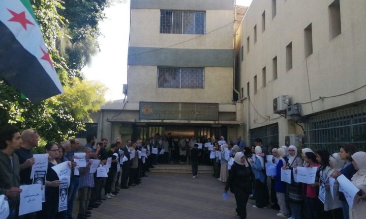 وقفة تضامنية في كلية الآداب بجامعة دمشق تنديداً باعتداء مسلح على الكادر التدريسي