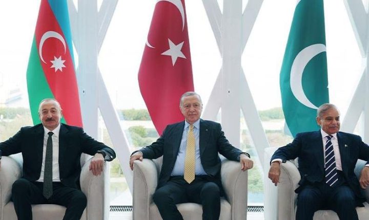 أردوغان يعقد لقاء ثنائيا مع رئيس وزراء باكستان في أذربيجان