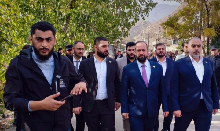 وزير الإعلام يقدّم واجب العزاء في شهداء بيت جن بريف دمشق الغربي