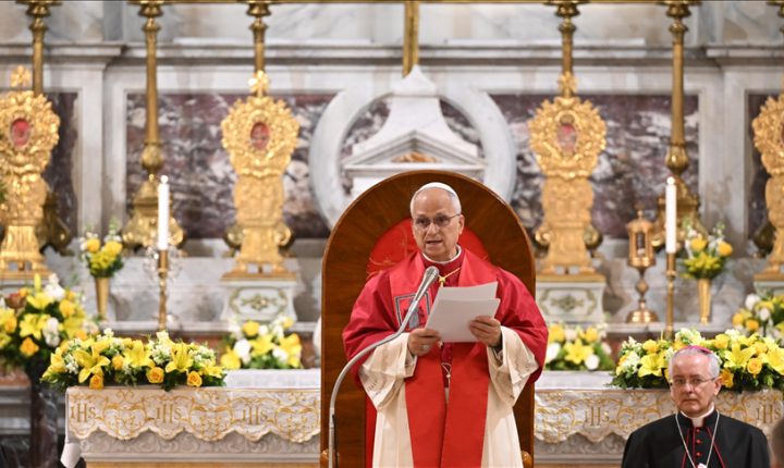 رئيس دولة الفاتيكان يلقي كلمة بكنيسة في إسطنبول