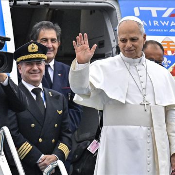 رئيس دولة الفاتيكان يغادر تركيا متجها إلى لبنان