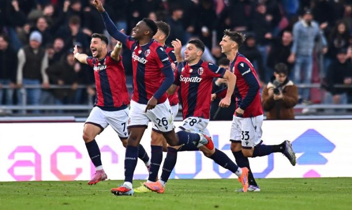 بولونيا يفوز على نابولي ويشعل صدارة الدوري الإيطالي