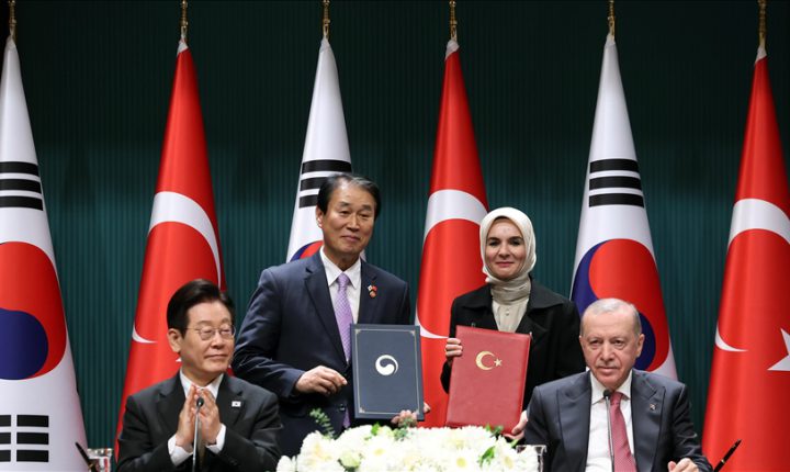 تركيا وكوريا الجنوبية توقعان ثلاثَ اتفاقياتٍ للتعاون