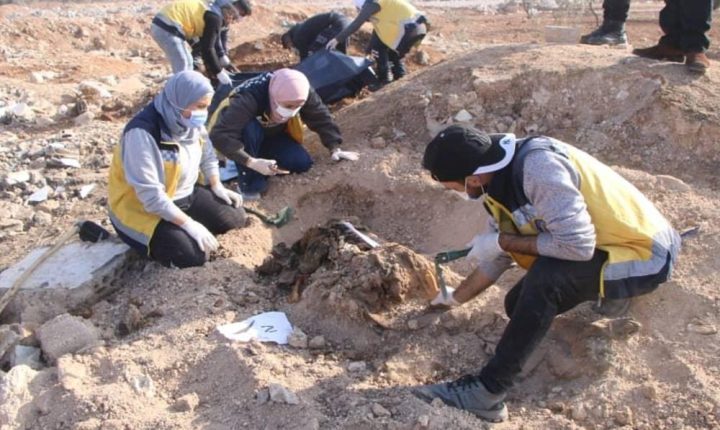 الدفاع المدني ينتشل رفات تسعة أشخاص في حي كرم الزيتون بحمص