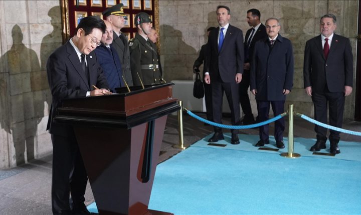 رئيس كوريا الجنوبية يزور في أنقرة نصباً لجنودٍ أتراك قاتلوا في بلاده