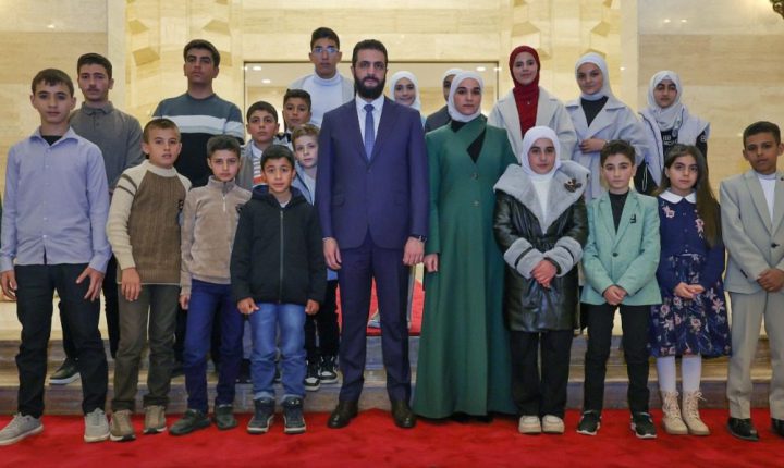 الشرع وعقيلته يلتقيان عدداً من أبناء الشهداء والمتفوقين في يوم الطفل العالمي