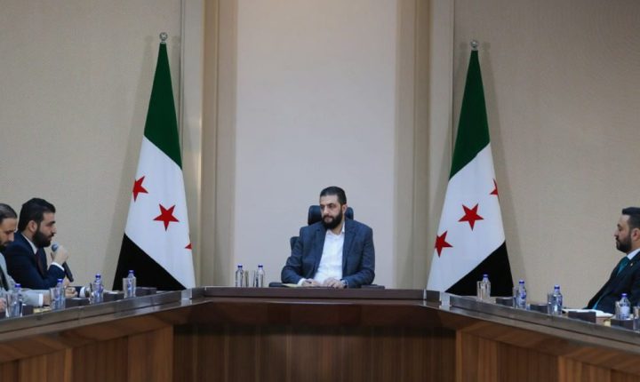 الشرع يعقد اجتماعاً مع وزير الداخلية وقادة الأمن