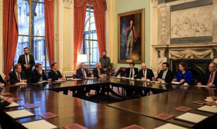 وزير الخارجية والمغتربين يلتقي رجال أعمال ومستثمرين بريطانيين