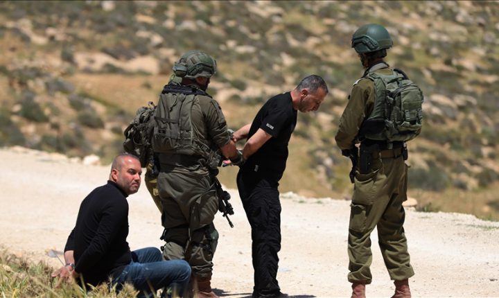 جيش الاحتلال ِالإسرائيلي يعتقل ستةَ عشرَ فلسطينيا بالضفة الغربية