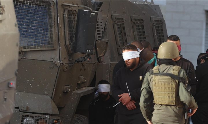 الجيش الإسرائيلي يعتقل خمسة عشر فلسطينيا بسلسلة اقتحامات في الضفة المحتلة