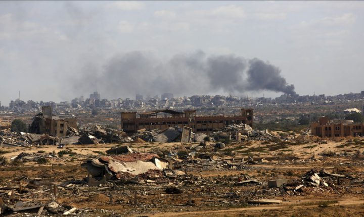 الاحتلال الإسرائيلي يقتل فلسطينيين في غزة و حماس تعتبر نسف الأحياء السكنية شرق غزة خرقاً للاتفاق