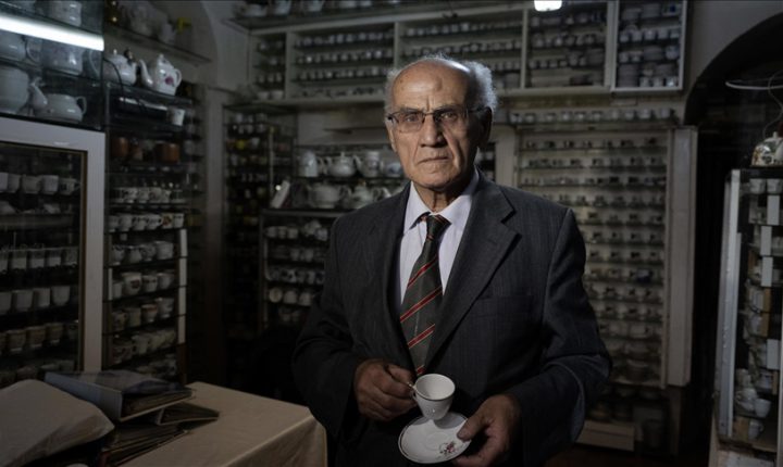 سبعيني يجمع خمسةَ آلاف فنجان تروي ذاكرة القهوة والشاي بتركيا