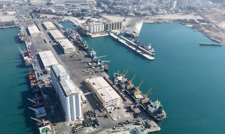 وصول ثلاثِ بواخرَ محملةٍ بالقمح إلى مرفأ طرطوس