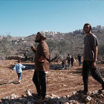 إصابة صحفيين ومتضامنين باعتداء شنه مستوطنون جنوب نابلس في الضفة المحتلة