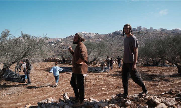 إصابة صحفيين ومتضامنين باعتداء شنه مستوطنون جنوب نابلس في الضفة المحتلة