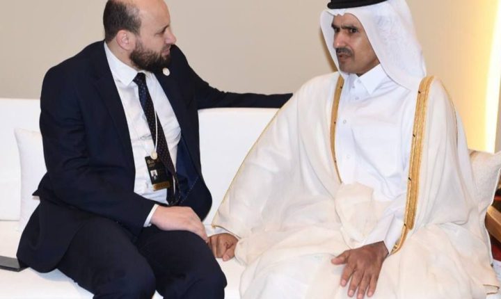 قطر وسوريا تبحثان الاستثمار في النفط البحري خلال أديبك 2025