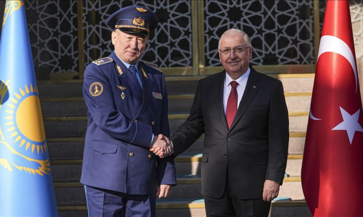 وزير الدفاع التركي يستقبل نظيره الكازاخي في أنقرة