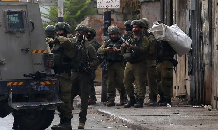 جيش الاحتلال الإسرائيلي يصيب فلسطينيين اثنين ويعتقل ثلاثةً باقتحامات في الضفة