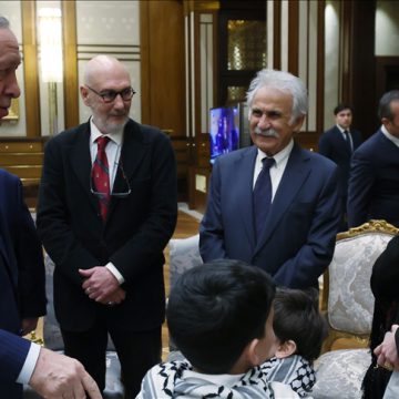 أردوغان يستقبل أسرة مصور الأناضول بغزة علي جاد الله