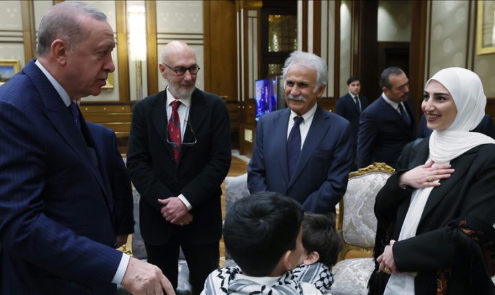 أردوغان يستقبل أسرة مصور الأناضول بغزة علي جاد الله