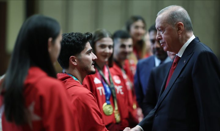 أردوغان يستقبل الرياضيين الأتراك الحاصلين على ميداليات